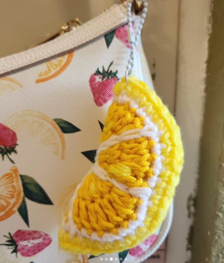 Bag charm: lemon wedge